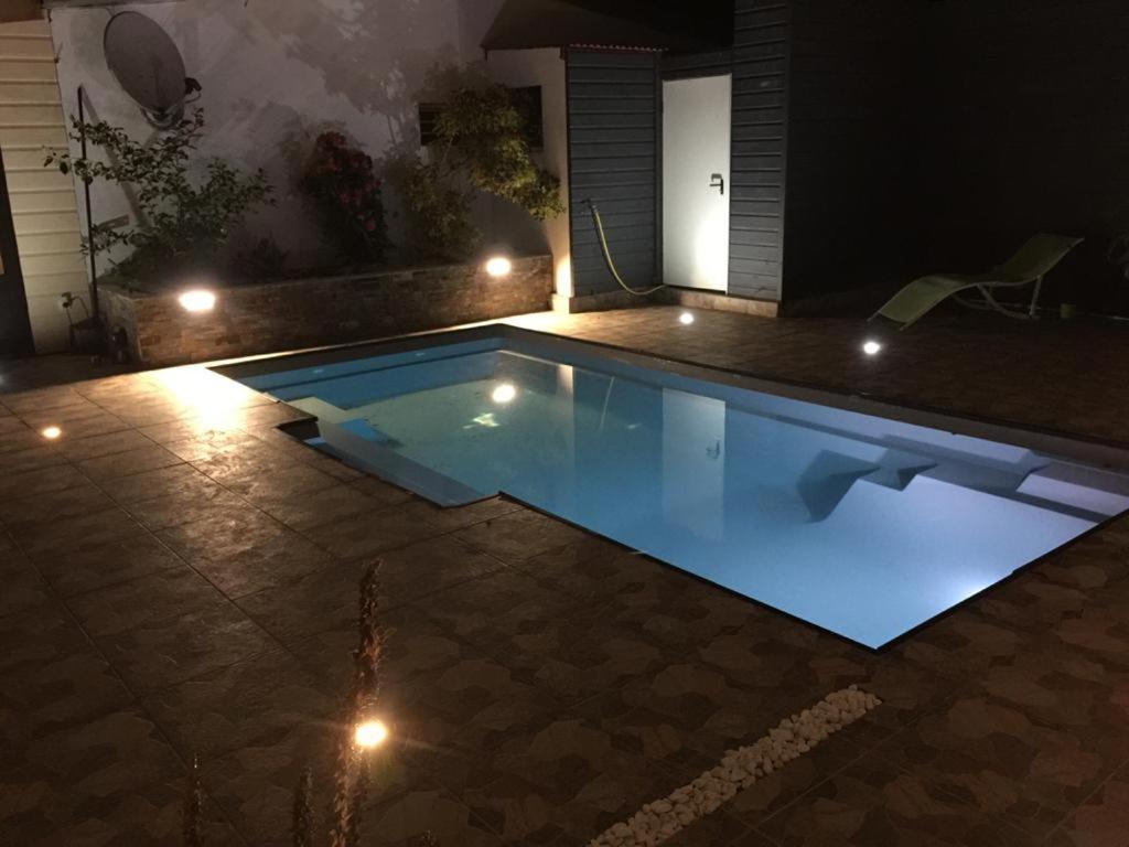 Nicole Residence Avec Piscine Chauffee & Jacuzzi Saint-Andre Exterior photo